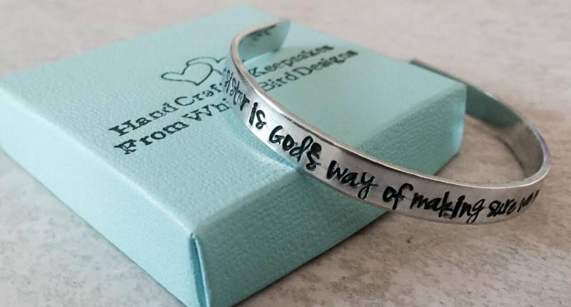Personalisiertes Schwester Armband Allergiker Armreif, Nickelfrei von WhirlyBirdDesigns