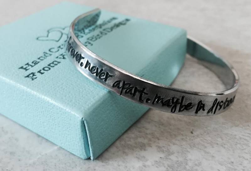Handgestempeltes Personalisiertes Manschettenarmband Schwester, Mutter, Freundgeschenk von WhirlyBirdDesigns