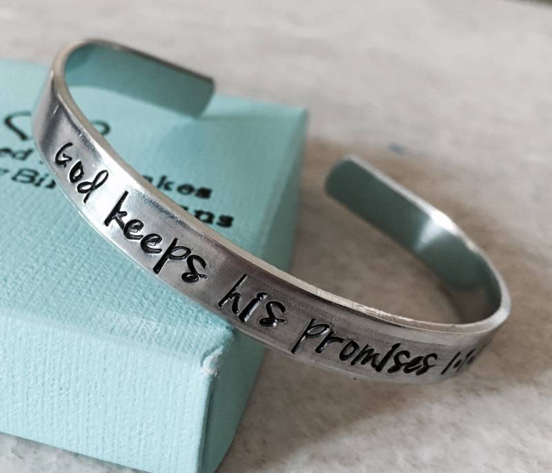 Personalisiertes Manschettenarmband Gott Hält Seine Versprechen, Religiöses Geschenk von WhirlyBirdDesigns
