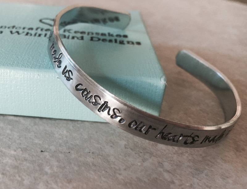 Personalisierte Cousin Manschette Armband, Hand Gestempelt Schmuck Geschenk von WhirlyBirdDesigns