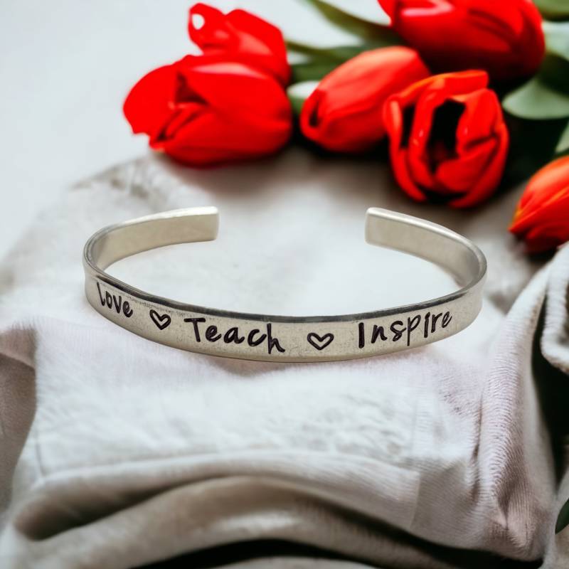 Personalisiertes Lehrer Armband Benutzerdefinierte Inspiration Armspange, Geschenk Mit Monogramm von WhirlyBirdDesigns