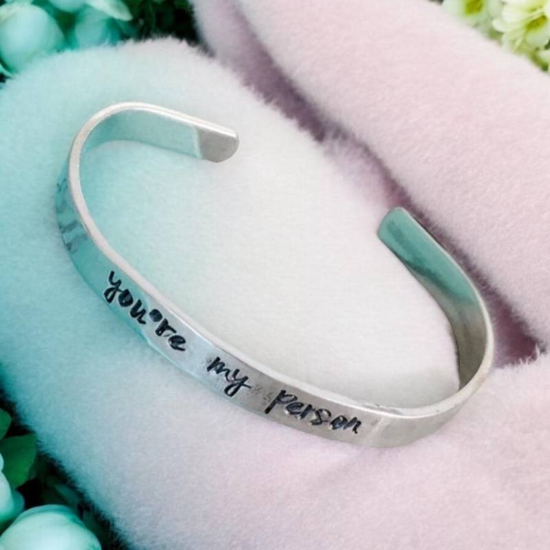 Personalisiertes Manschettenarmband Du Bist Meine Person, Freundschaftsgeschenk von WhirlyBirdDesigns