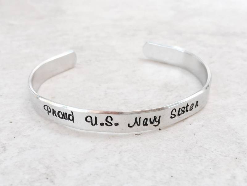 Personalisierte Stolze Us Navy Schwester Armband, Militär Schmuck Geschenk von WhirlyBirdDesigns