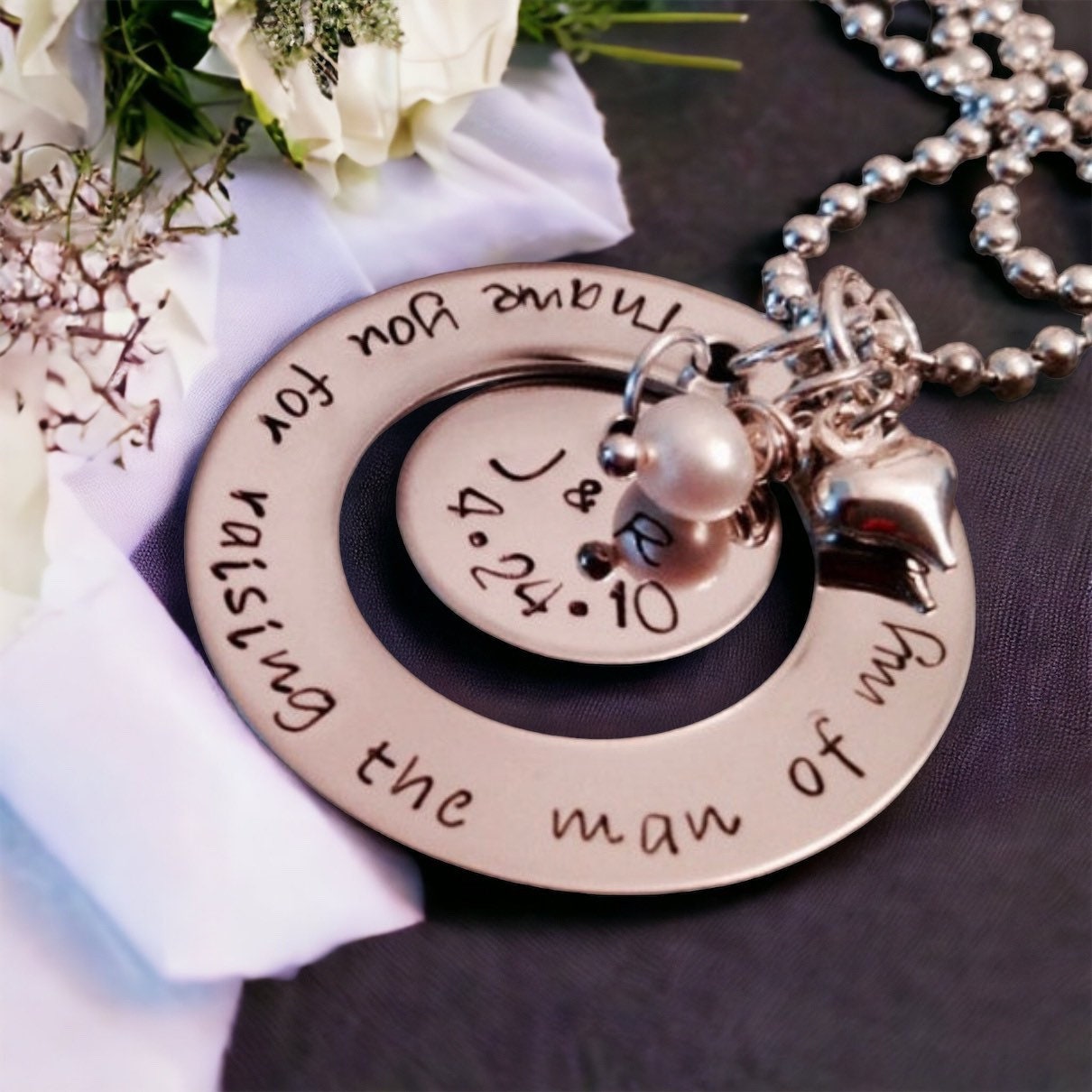 Vielen Dank Für Das Anheben Der Schwiegermutter-Halskette, Personalisierter Hochzeitsdatum-Schmuck von WhirlyBirdDesigns