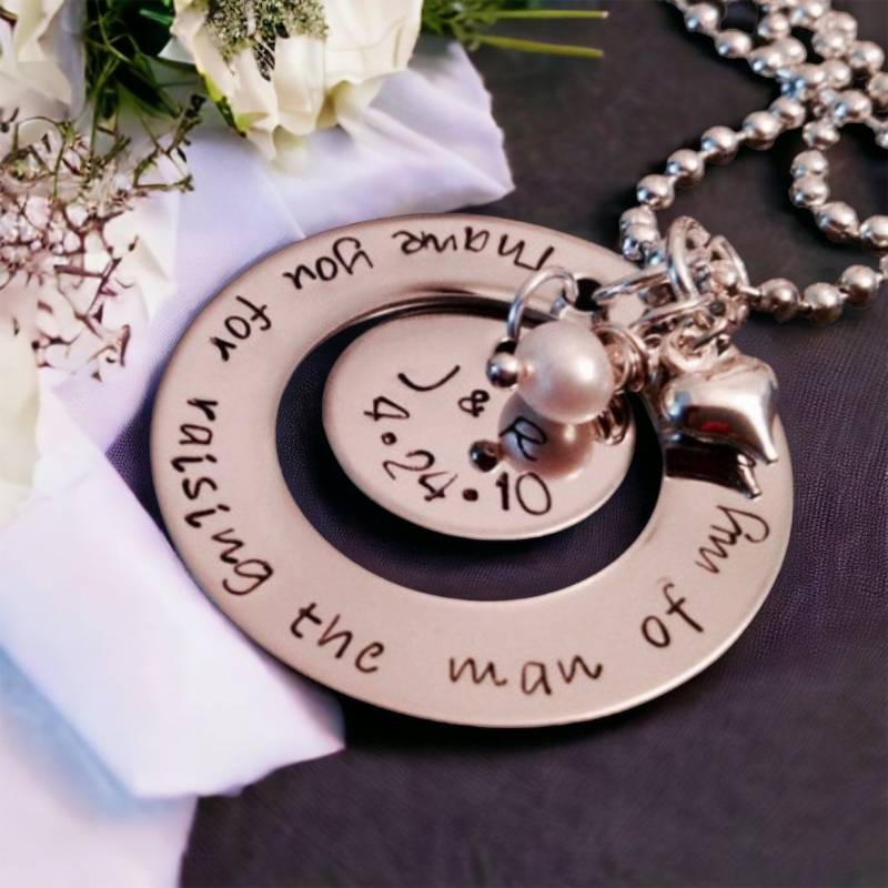 Vielen Dank Für Das Anheben Der Schwiegermutter-Halskette, Personalisierter Hochzeitsdatum-Schmuck von WhirlyBirdDesigns