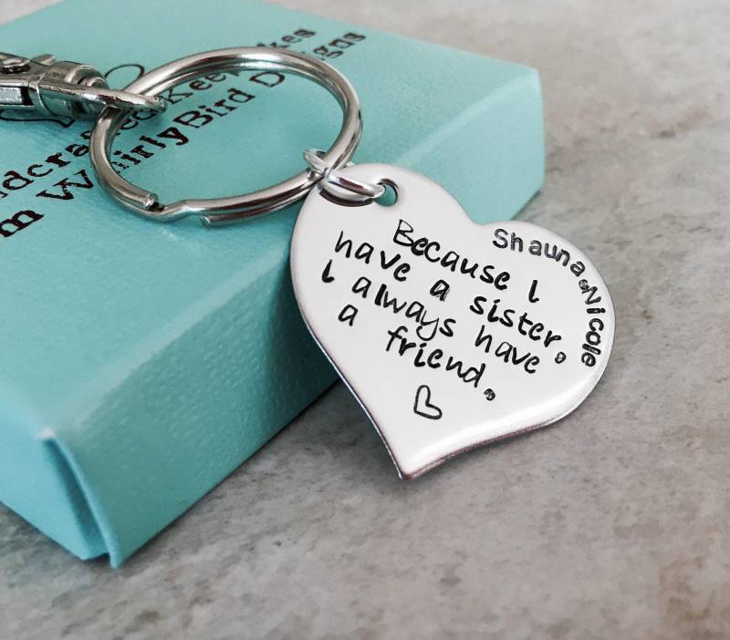 Personalisierte Schwester Schlüsselbund, Hand Gestempelt Herz Charm von WhirlyBirdDesigns