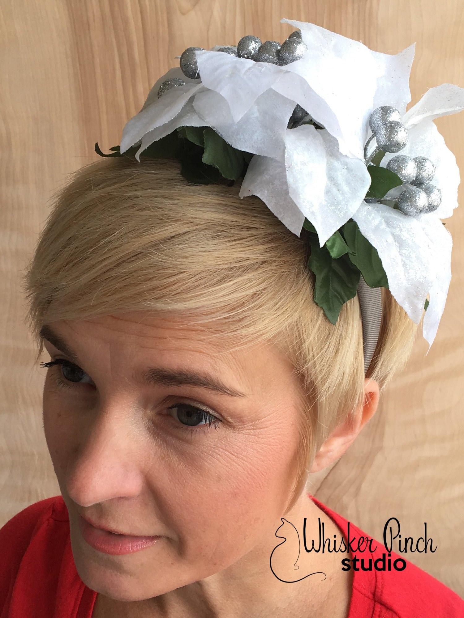 Weihnachten Fascinator/Weiß Poinsettia Stirnband Urlaub Hässlichpullover Party Kopfschmuck Krone Weihnachten Fascinator/Weiß Poinsettia Stirnband Urlaub Hässlichpullover Party Kopfschmuck Krone von WhiskerPinchStudio