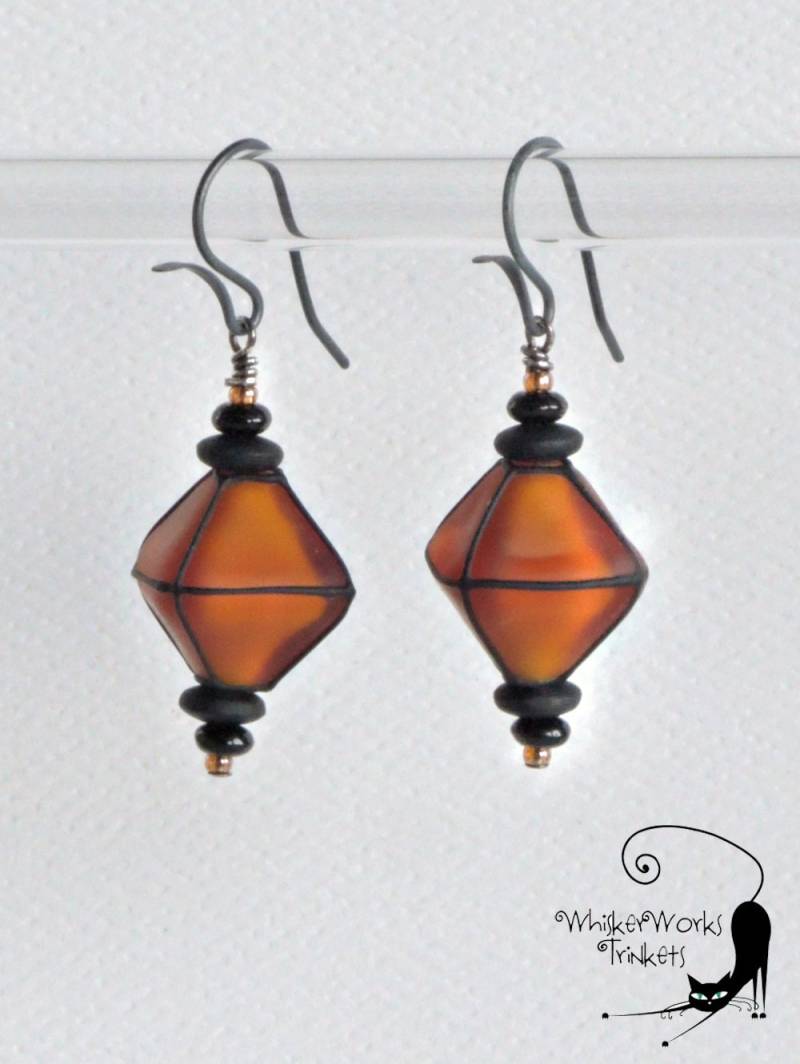 Amber Laterne Glas Ohrringe Artisan Lampwork - Niob KlappbrisurHypoallergeneLampion Design Amber Laterne Glas Ohrringe Artisan Lampwork - Niob KlappbrisurHypoallergeneLampion Design von WhiskerWorksTrinkets