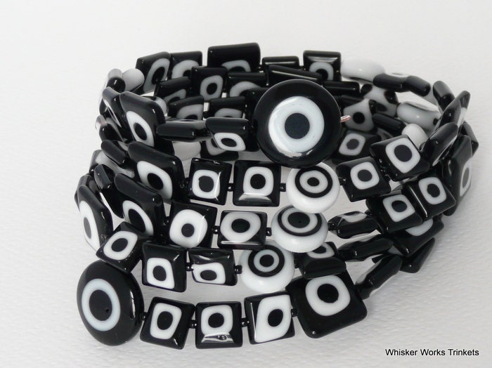 Black & White ArmbandKühne Moderne AbstrakteEvil Eye GlasperlenMemory WireErinnerungen ArmbandOhne Verschluss Benötigt Black & White ArmbandKühne Moderne AbstrakteEvil Eye GlasperlenMemory WireErinnerungen ArmbandOhne Verschluss Benötigt von WhiskerWorksTrinkets