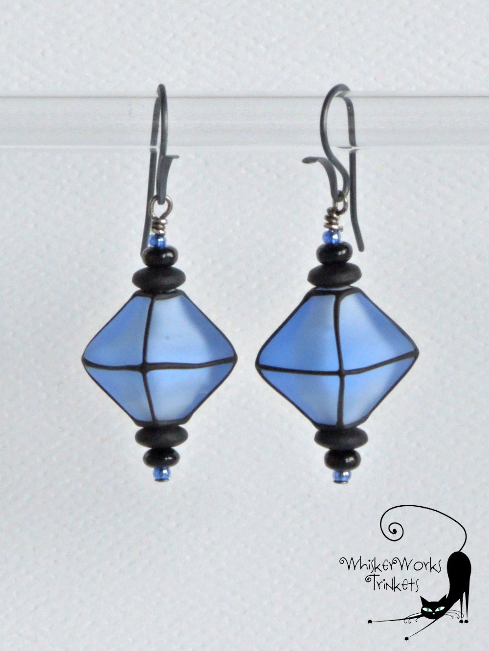 Blaue Lampwork "Laterne" OhrringeLicht SaphirblauNiob KlappbrisurHypoallergeneArtisan - Handgefertigt Blaue Lampwork "Laterne" OhrringeLicht SaphirblauNiob KlappbrisurHypoallergeneArtisan - Handgefertigt von WhiskerWorksTrinkets