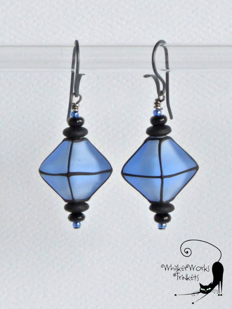 Blaue Lampwork "Laterne" OhrringeLicht SaphirblauNiob KlappbrisurHypoallergeneArtisan - Handgefertigt Blaue Lampwork "Laterne" OhrringeLicht SaphirblauNiob KlappbrisurHypoallergeneArtisan - Handgefertigt von WhiskerWorksTrinkets