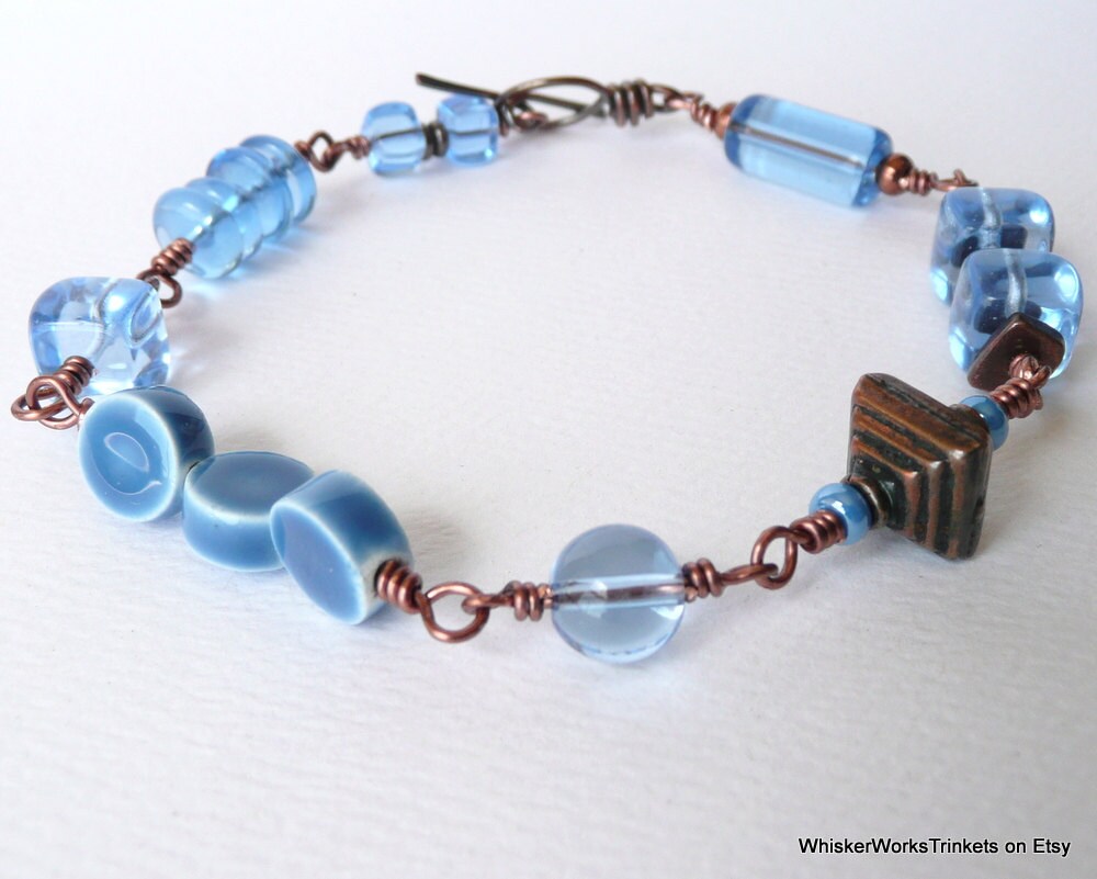 Rustikale Boho Licht Blau ArmbandGlaskubus Und Kupfer PerlenLicht Saphirblau & - Draht Eingewickelt Schmuck Handarbeit Rustikale Boho Licht Blau ArmbandGlaskubus Und Kupfer PerlenLicht Saphirblau & - Draht Eingewickelt Schmuck Handarbeit von WhiskerWorksTrinkets