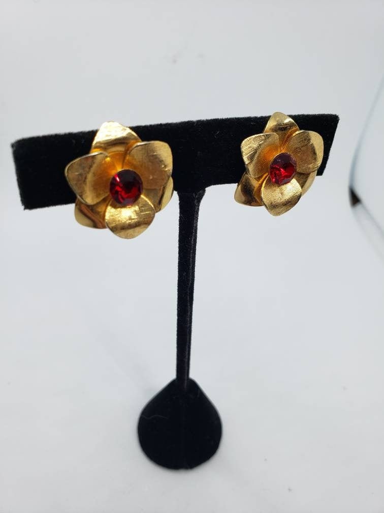 Ohrclips Mit Rubinfarbenem Strass; Floral; Vintage Ohrclips Mit Rubinfarbenem Strass; Floral; Vintage von WhiskeyMermaidVtg
