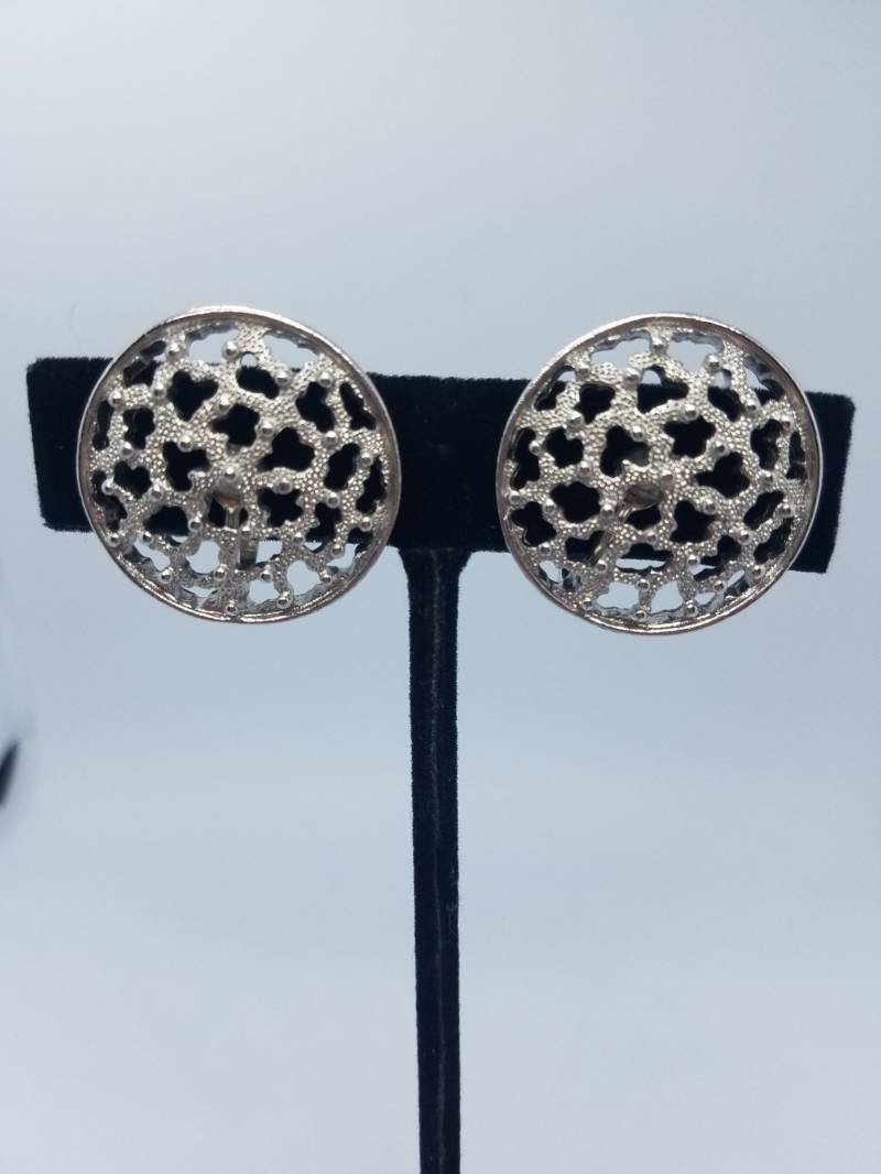 Trifari Signierte Vintage Runde Filigrane Silber Ton Ohrclips; Schmuck Trifari Signierte Vintage Runde Filigrane Silber Ton Ohrclips; Schmuck von WhiskeyMermaidVtg