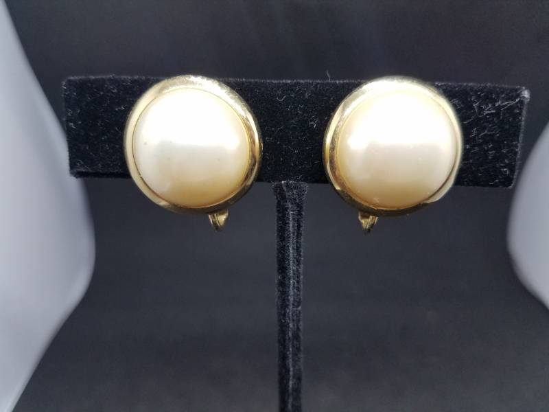 Vintage Perle Mit Goldfarbenen Halo Schraubrücken Ohrstecker; Schmuck Vintage Perle Mit Goldfarbenen Halo Schraubrücken Ohrstecker; Schmuck von WhiskeyMermaidVtg