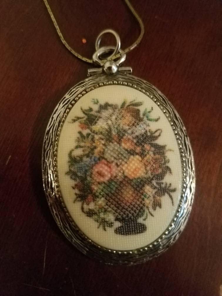 Vintage Sarah Coventry Signierter Anhänger Mit Silberfarbener Kette -Blumenstrauß Vintage Sarah Coventry Signierter Anhänger Mit Silberfarbener Kette -Blumenstrauß von WhiskeyMermaidVtg
