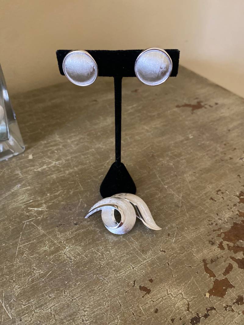 Vintage Silber Ton Signiert Trifari Schmuck Set. Clip Auf Ohrringe Und Brosche. Gebürstetes Satin-Finish Vintage Silber Ton Signiert Trifari Schmuck Set. Clip Auf Ohrringe Und Brosche. Gebürstetes Satin-Finish von WhiskeyMermaidVtg