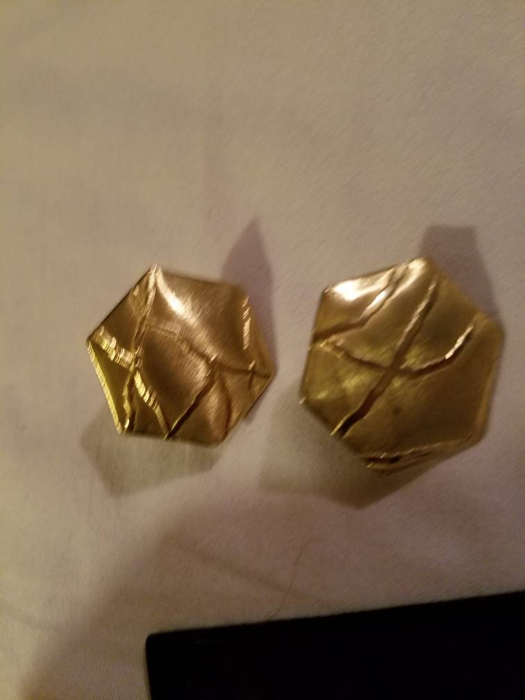 Vintage Vergoldete Statement Ohrringe - Hexagon Form Vintage Vergoldete Statement Ohrringe - Hexagon Form von WhiskeyMermaidVtg