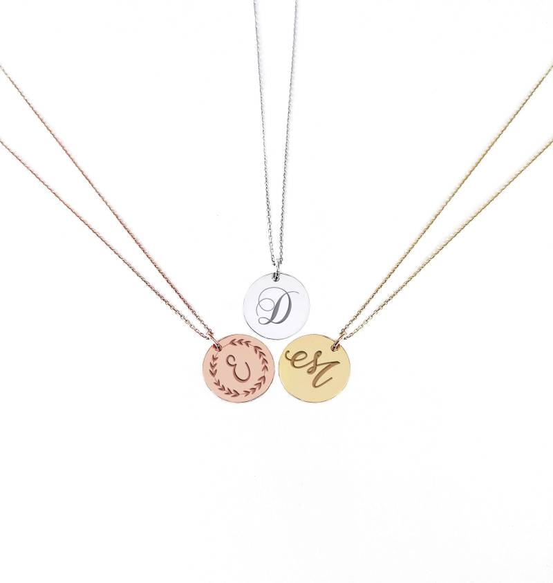 14K 9K Gold Personalisierte Initial Disc Halskette, Custom Gravierte Massivgold Monogramm Personalisierter Schmuck, Geschenk Frauen von WhisperGold