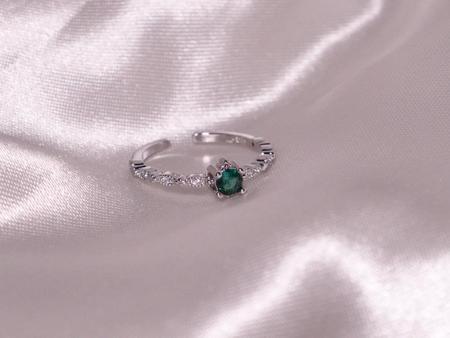 Verstellbarer Silberring Mit Grünem Zirkonia Smaragd Stil Verstellbarer Silberring Mit Grünem Zirkonia Smaragd Stil von WhisperGroveShop