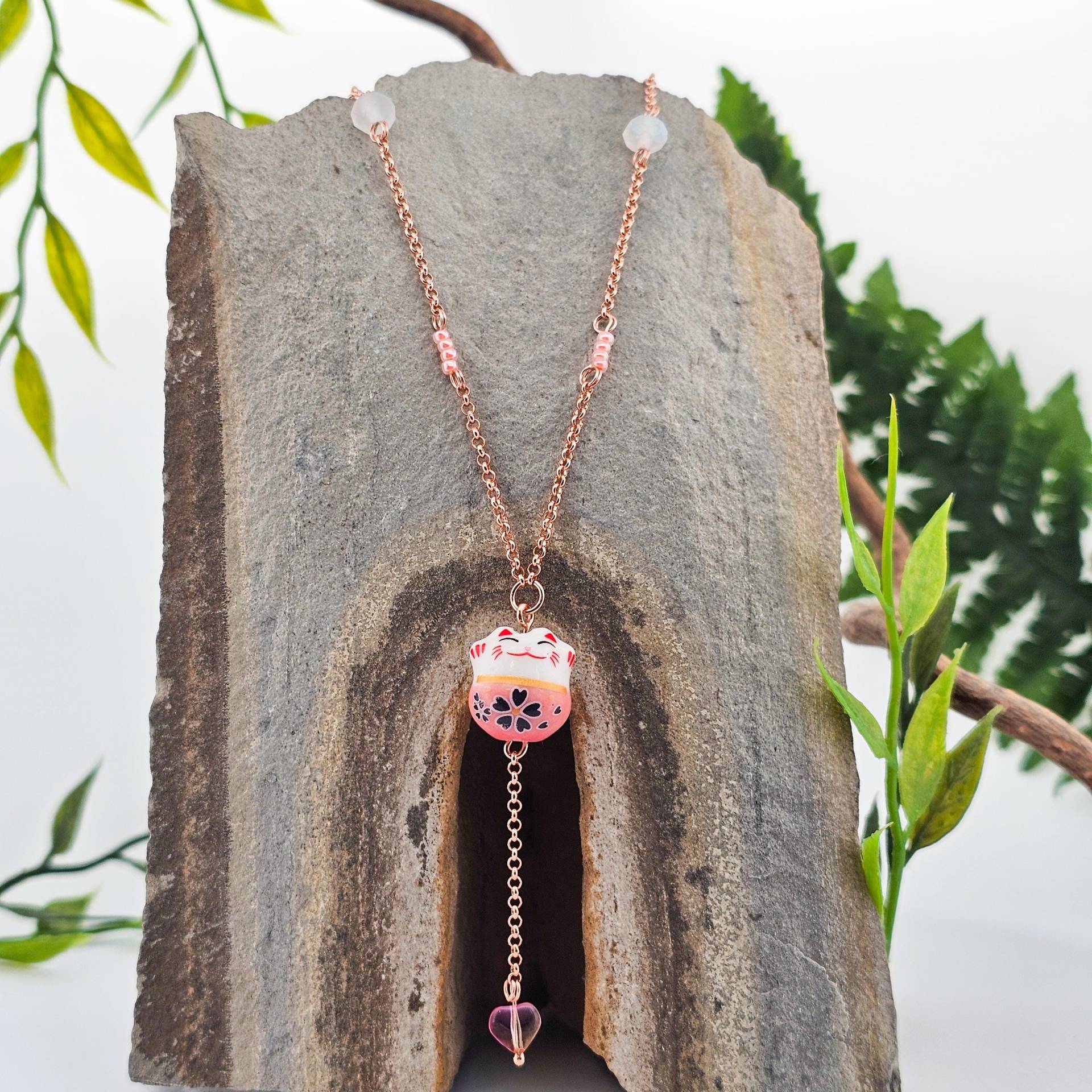 18K Roségold Halskette Mit Einer Neko Katze, Hergestellt in Der Schweiz, Einzelstück, Glücksbringer, Japan, Herz, Liebe, Rosa, Weiss 18K Roségold Halskette Mit Einer Neko Katze, Hergestellt in Der Schweiz, Einzelstück, Glücksbringer, Japan, Herz, Liebe, Rosa, Weiss von WhisperOfWildflowers