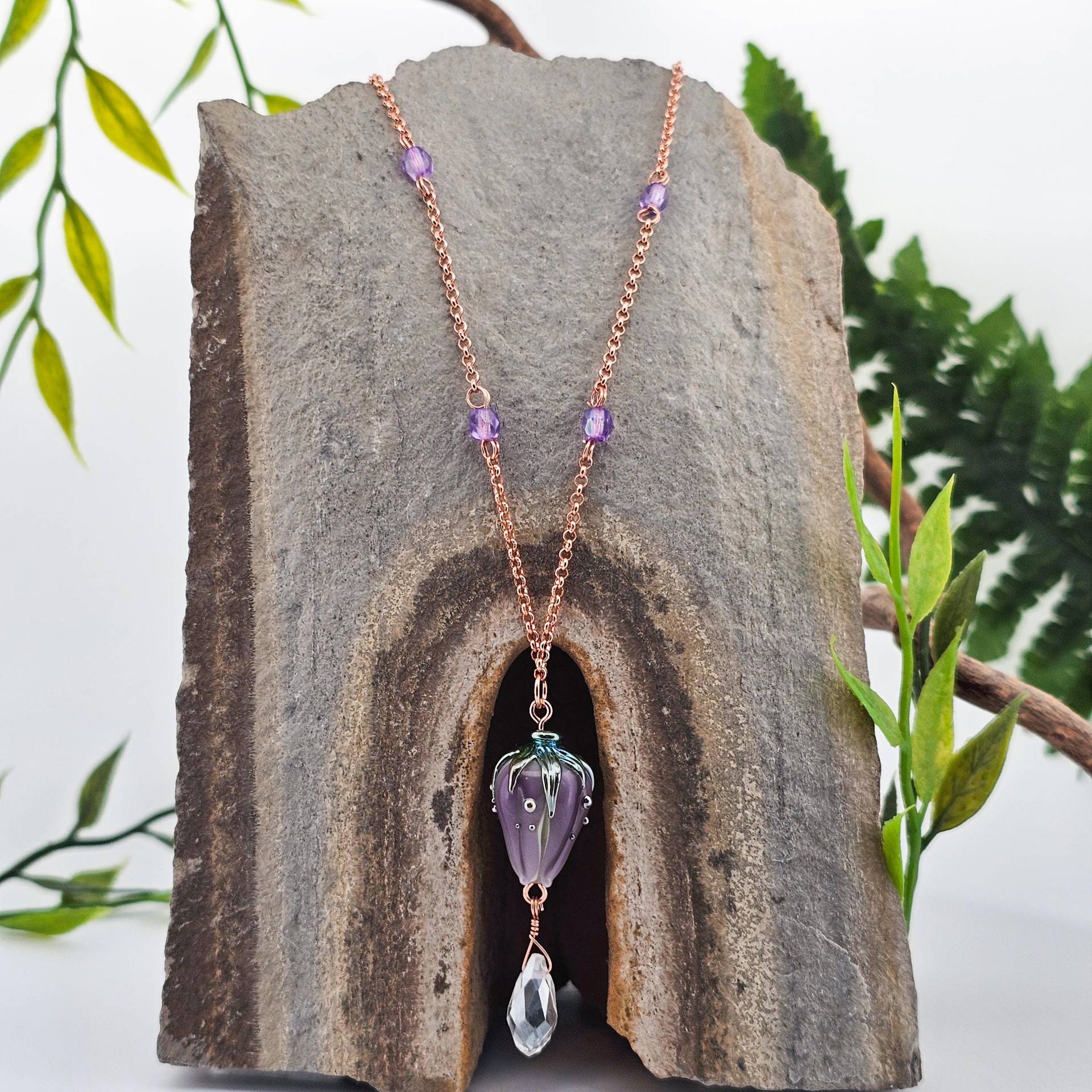 18K Roségold Halskette Mit Glasblume Und Perlen, Hergestellt in Der Schweiz, Eleganter Schmuck, Lavendel Farbe, Zarter Märchen 18K Roségold Halskette Mit Glasblume Und Perlen, Hergestellt in Der Schweiz, Eleganter Schmuck, Lavendel Farbe, Zarter Märchen von WhisperOfWildflowers