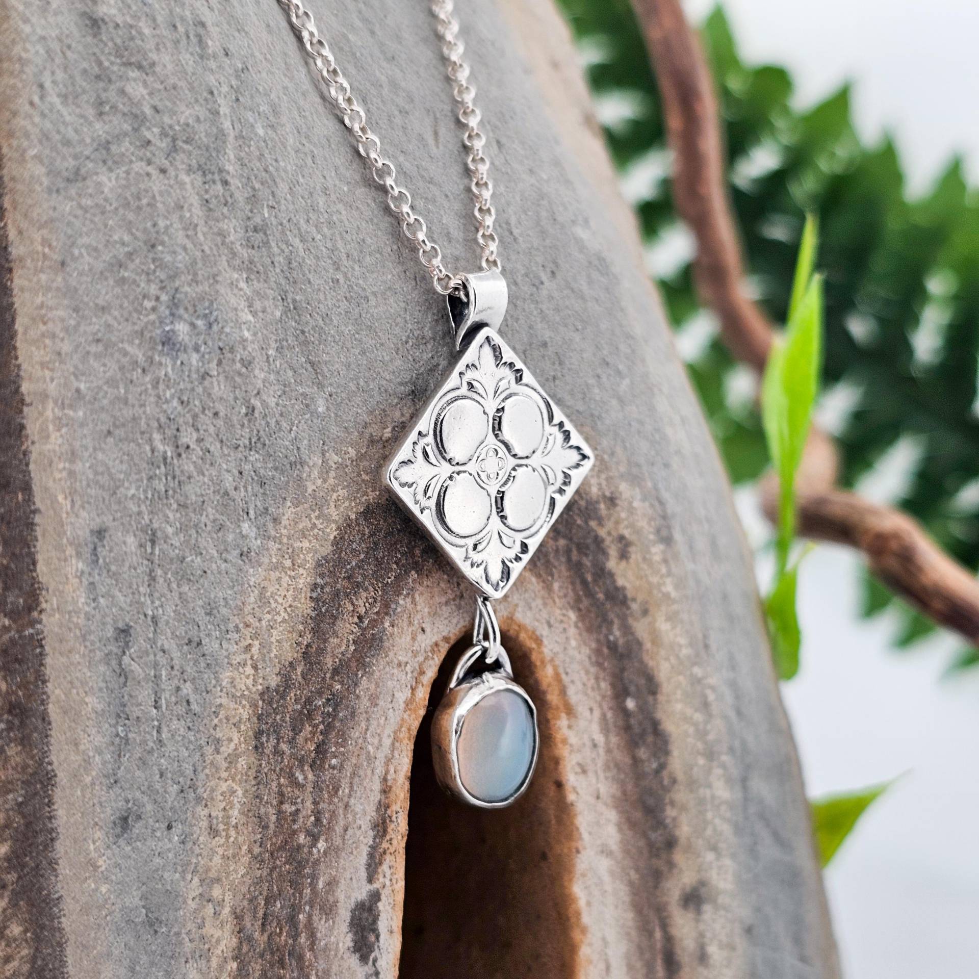 Anhänger Aus Sterling Silber Mit Einem Opal, Handgefertigt, Einzelstück, Kunstvoll, Elegant, Viktorianisch, Barock, Gothic, Auffällig Anhänger Aus Sterling Silber Mit Einem Opal, Handgefertigt, Einzelstück, Kunstvoll, Elegant, Viktorianisch, Barock, Gothic, Auffällig von WhisperOfWildflowers