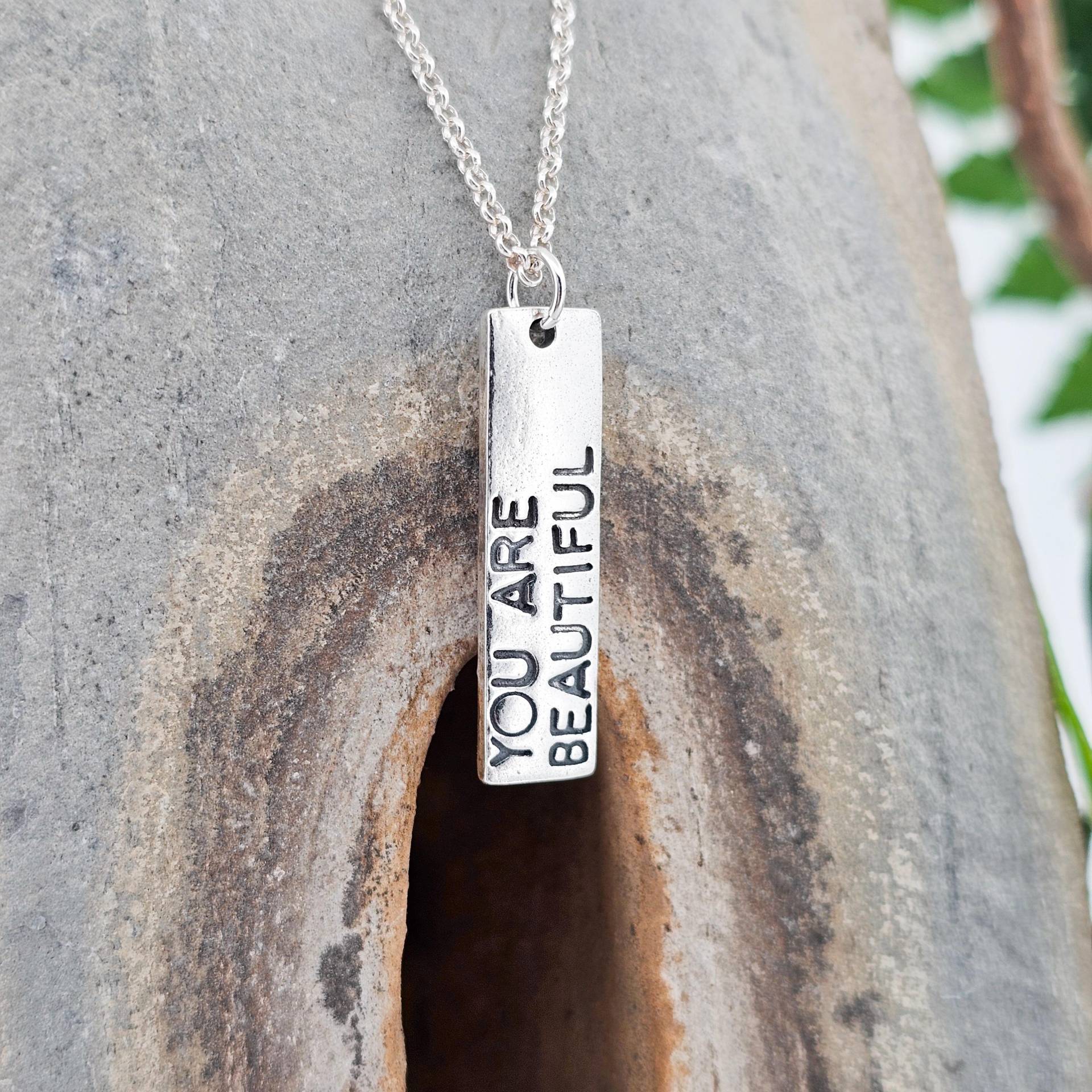 Anhänger Mit Zitat Aus Feinsilber, Handgefertigt, Einzelstück, Halskette, Silber, Schmuck, Positiv, Schlicht, Wunderschön, Hoffnung Anhänger Mit Zitat Aus Feinsilber, Handgefertigt, Einzelstück, Halskette, Silber, Schmuck, Positiv, Schlicht, Wunderschön, Hoffnung von WhisperOfWildflowers