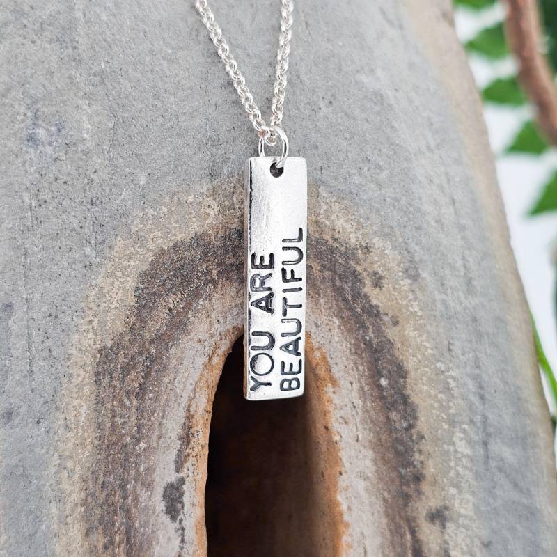 Anhänger Mit Zitat Aus Feinsilber, Handgefertigt, Einzelstück, Halskette, Silber, Schmuck, Positiv, Schlicht, Wunderschön, Hoffnung Anhänger Mit Zitat Aus Feinsilber, Handgefertigt, Einzelstück, Halskette, Silber, Schmuck, Positiv, Schlicht, Wunderschön, Hoffnung von WhisperOfWildflowers