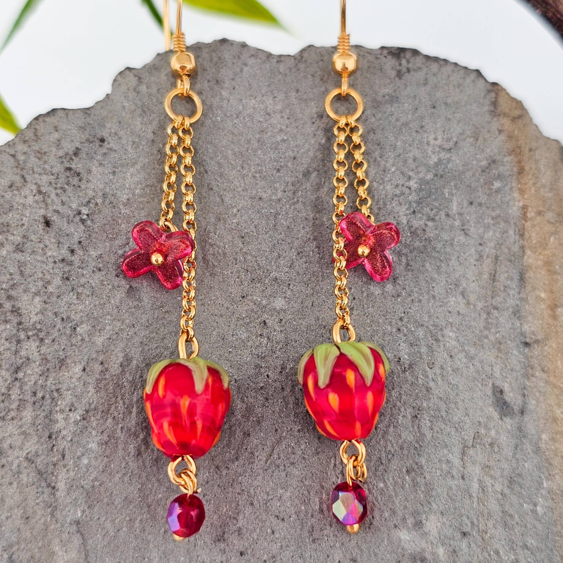 Erdbeeren Ohrringe, 24 Karat Gold, Hängeohrringe, Hergestellt in Der Schweiz, Einzelstück, Perlen Schmuck, Süss, Niedlich, Sterling Silber von WhisperOfWildflowers