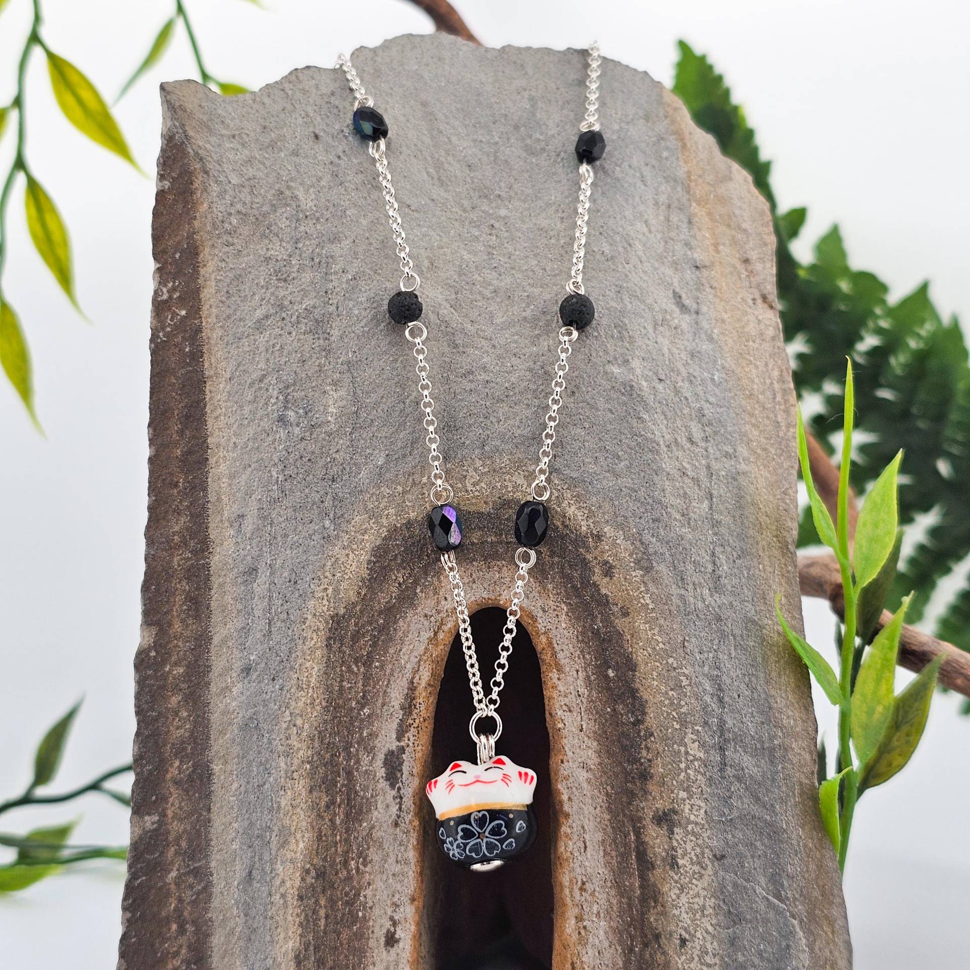 Katzen Halskette Aus Sterling Silber, Schwarze Glasperlen, Schwarze Lava Perlen, Hergestellt in Der Schweiz, Einzelstück, Neko, Japan Katzen Halskette Aus Sterling Silber, Schwarze Glasperlen, Schwarze Lava Perlen, Hergestellt in Der Schweiz, Einzelstück, Neko, Japan von WhisperOfWildflowers