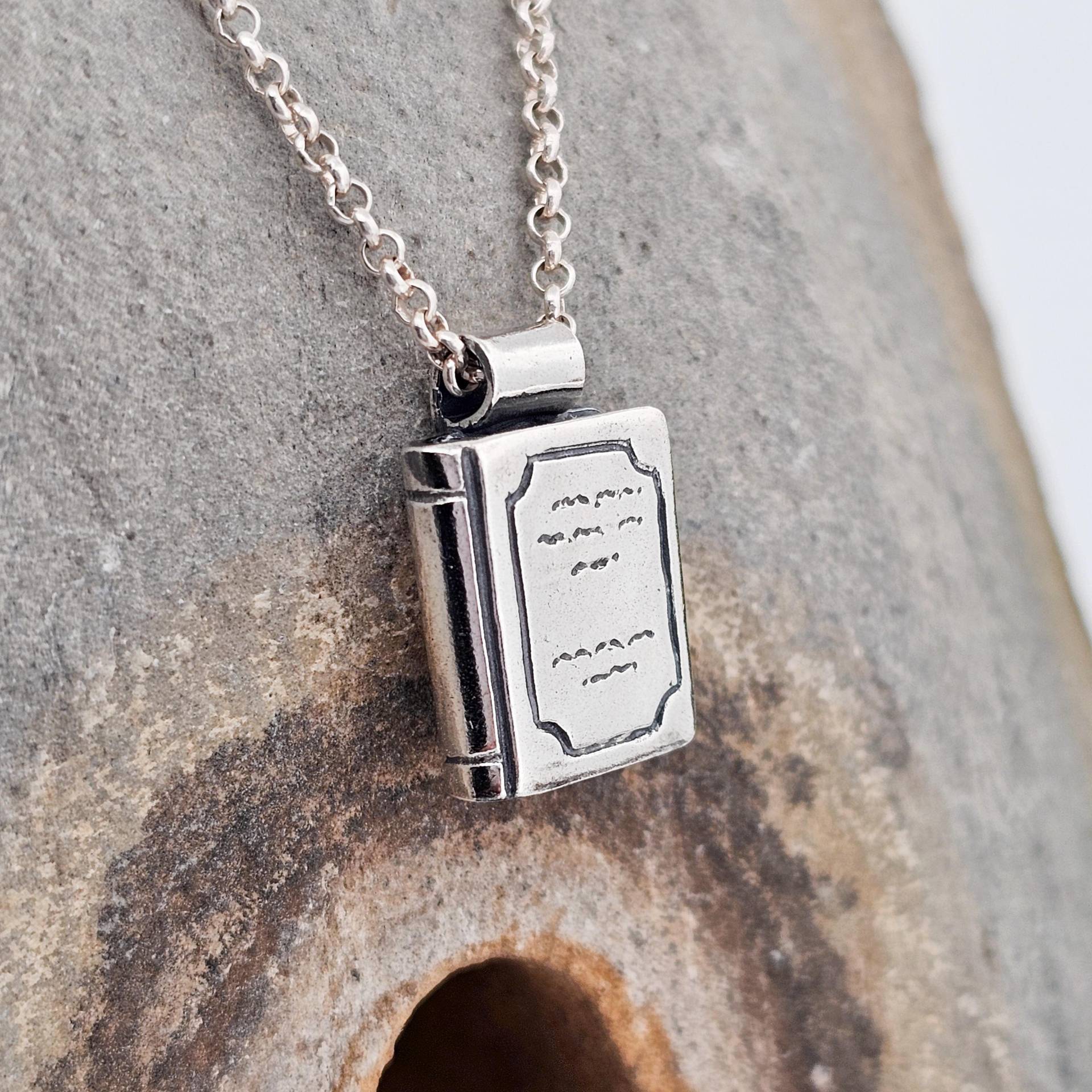 Kleiner Buch Anhänger , Handgefertigt in Der Schweiz, Sterling Silber, Einzelstück, Bibliophile, Leseratten, Bücherliebhaber, Charm Kleiner Buch Anhänger , Handgefertigt in Der Schweiz, Sterling Silber, Einzelstück, Bibliophile, Leseratten, Bücherliebhaber, Charm von WhisperOfWildflowers