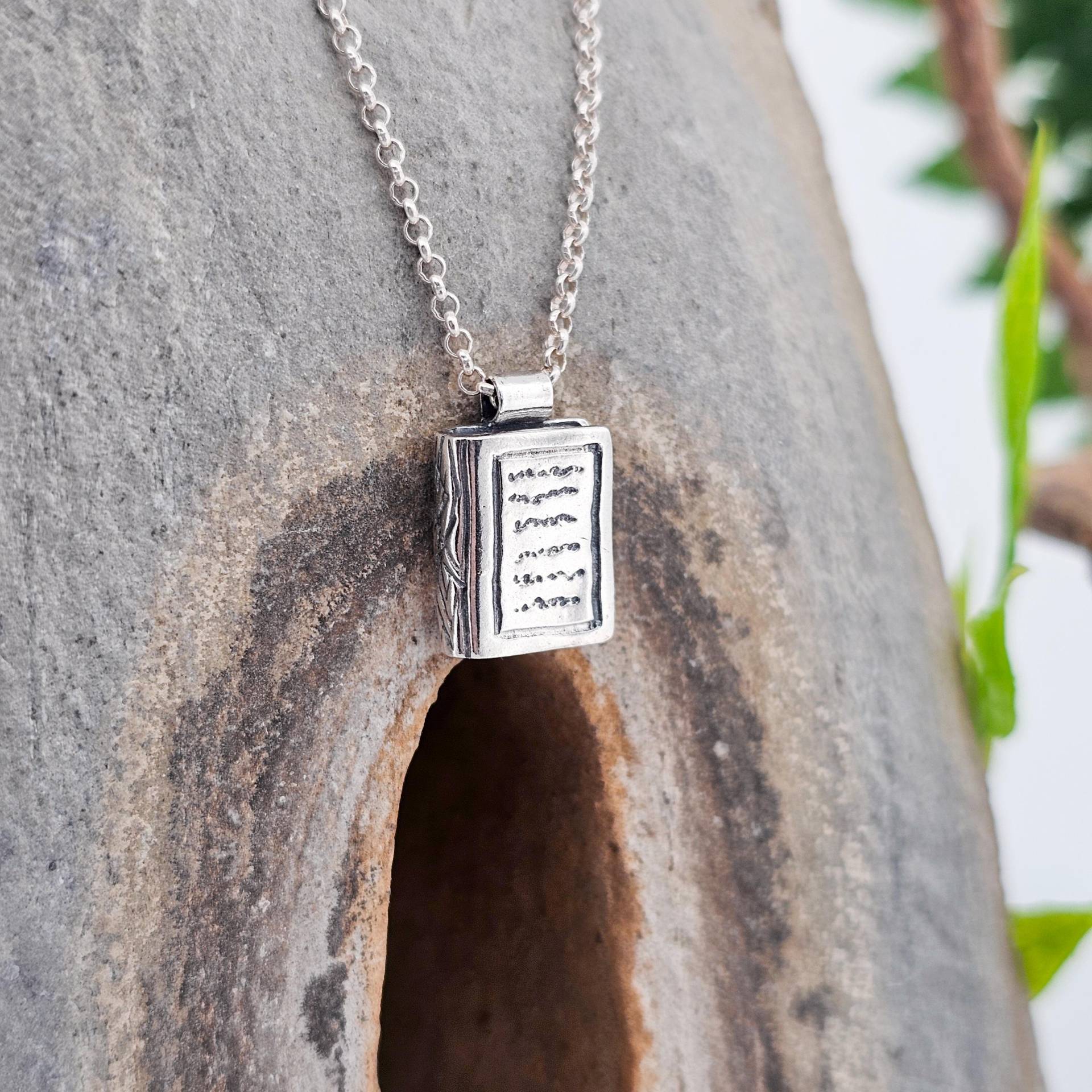 Kleiner Buch Anhänger , Handgefertigt in Der Schweiz, Sterling Silber, Einzelstück, Bibliophile, Leseratten, Bücherliebhaber, Charm Kleiner Buch Anhänger , Handgefertigt in Der Schweiz, Sterling Silber, Einzelstück, Bibliophile, Leseratten, Bücherliebhaber, Charm von WhisperOfWildflowers