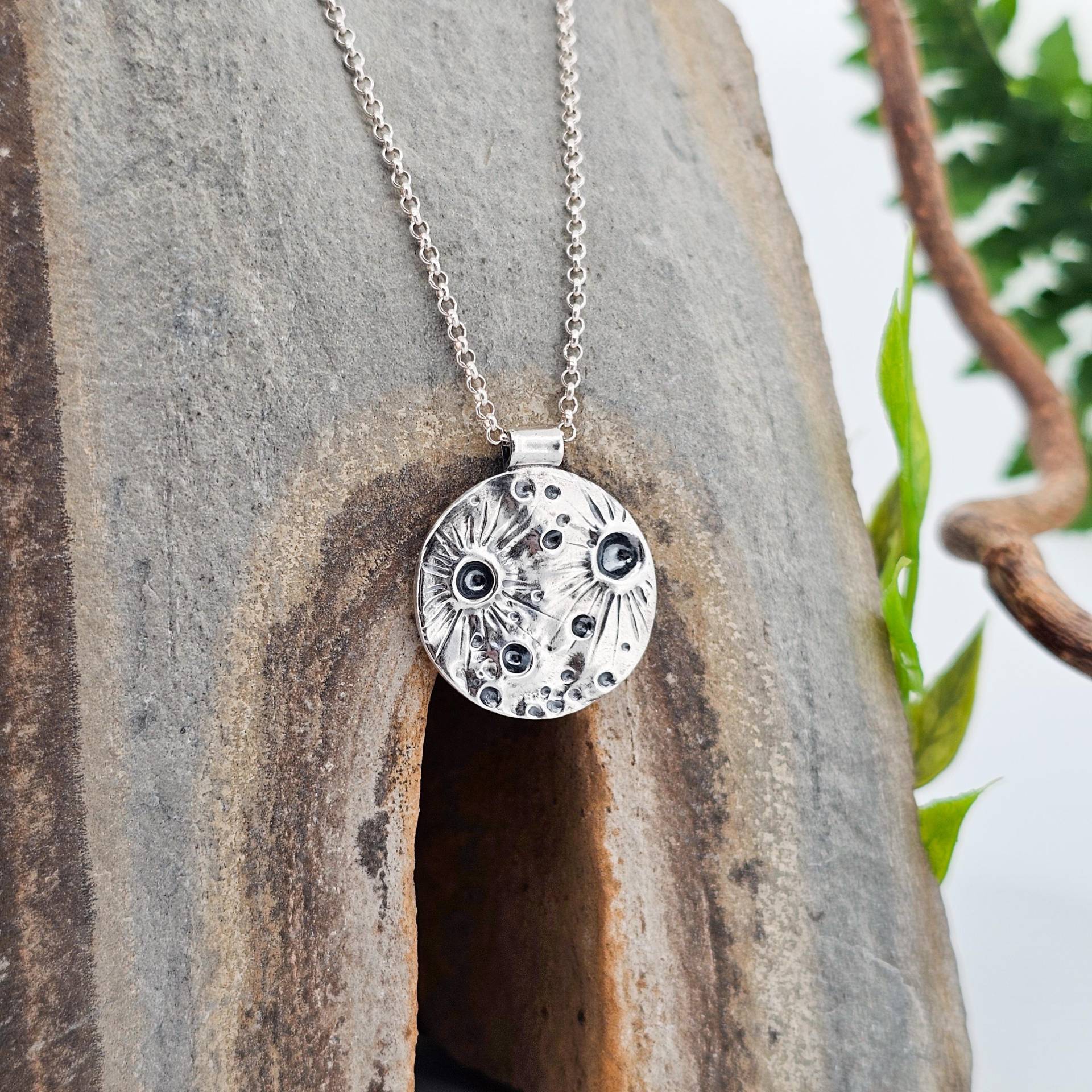 Mond Anhänger Aus Sterling Silber, Handgefertigt in Der Schweiz, Einzelstück, Mondsichel, Sonnensystem, Galaxy, Luna, Universum, Orbit von WhisperOfWildflowers