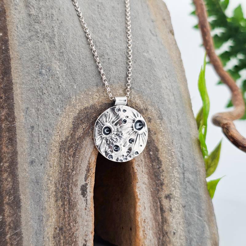 Mond Anhänger Aus Sterling Silber, Handgefertigt in Der Schweiz, Einzelstück, Mondsichel, Sonnensystem, Galaxy, Luna, Universum, Orbit von WhisperOfWildflowers