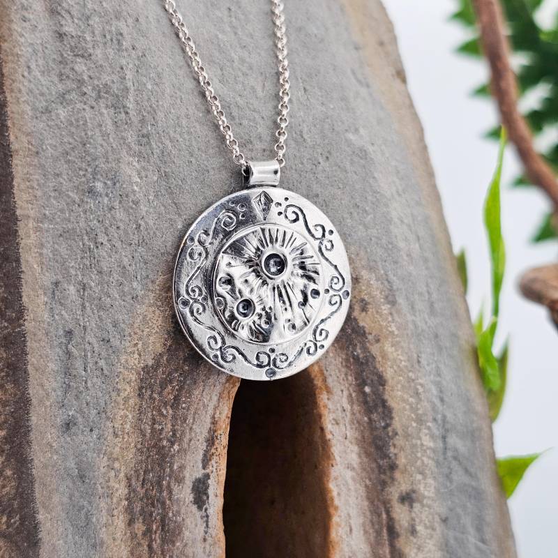 Mond Anhänger Aus Sterling Silber, Handgefertigt in Der Schweiz, Einzelstück, Mondsichel, Sonnensystem, Galaxy, Luna, Universum, Orbit von WhisperOfWildflowers