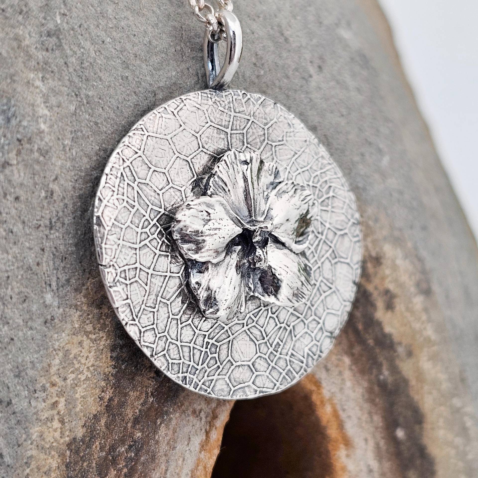 Orchidee Anhänger Aus Silber, Handgefertigt in Der Schweiz, Halskette, Schmuck, Märchen, Natur, Blüte, Blume, Sterling Silber Orchidee Anhänger Aus Silber, Handgefertigt in Der Schweiz, Halskette, Schmuck, Märchen, Natur, Blüte, Blume, Sterling Silber von WhisperOfWildflowers