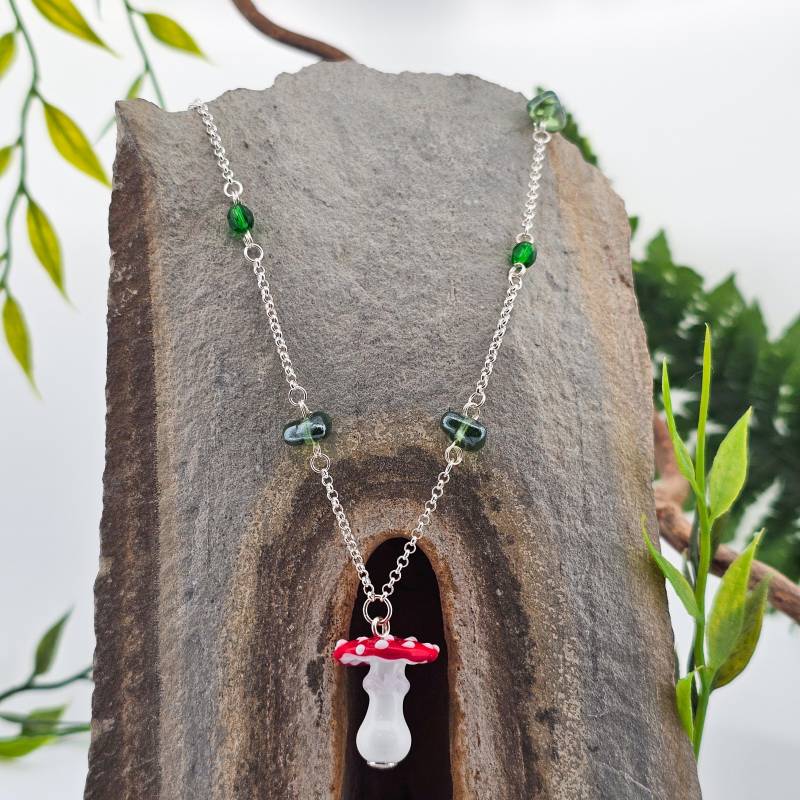 Pilz Kette Aus Sterling Silber Mit Glas Perlen, Hergestellt in Der Schweiz, Einzelstück, Halskette, Schmuckstück Waldschmuck, Elfe, Fee Pilz Kette Aus Sterling Silber Mit Glas Perlen, Hergestellt in Der Schweiz, Einzelstück, Halskette, Schmuckstück Waldschmuck, Elfe, Fee von WhisperOfWildflowers