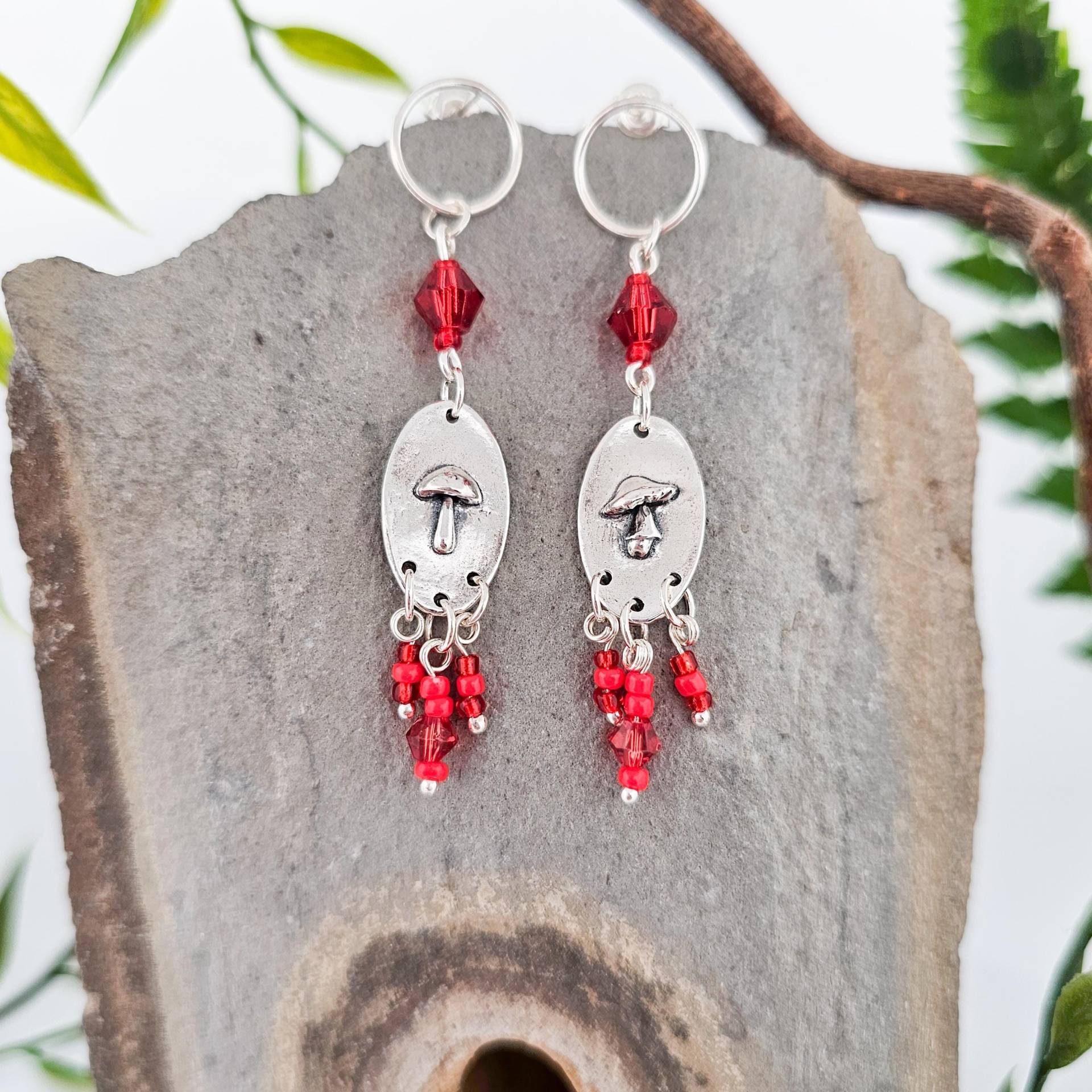 Pilz Ohrringe Aus Silber Mit Roten Glasperlen, Handgefertigt in Der Schweiz, Einzelstück, Kunst, Schmuck, Blume, Blüte, Pflanze Pilz Ohrringe Aus Silber Mit Roten Glasperlen, Handgefertigt in Der Schweiz, Einzelstück, Kunst, Schmuck, Blume, Blüte, Pflanze von WhisperOfWildflowers
