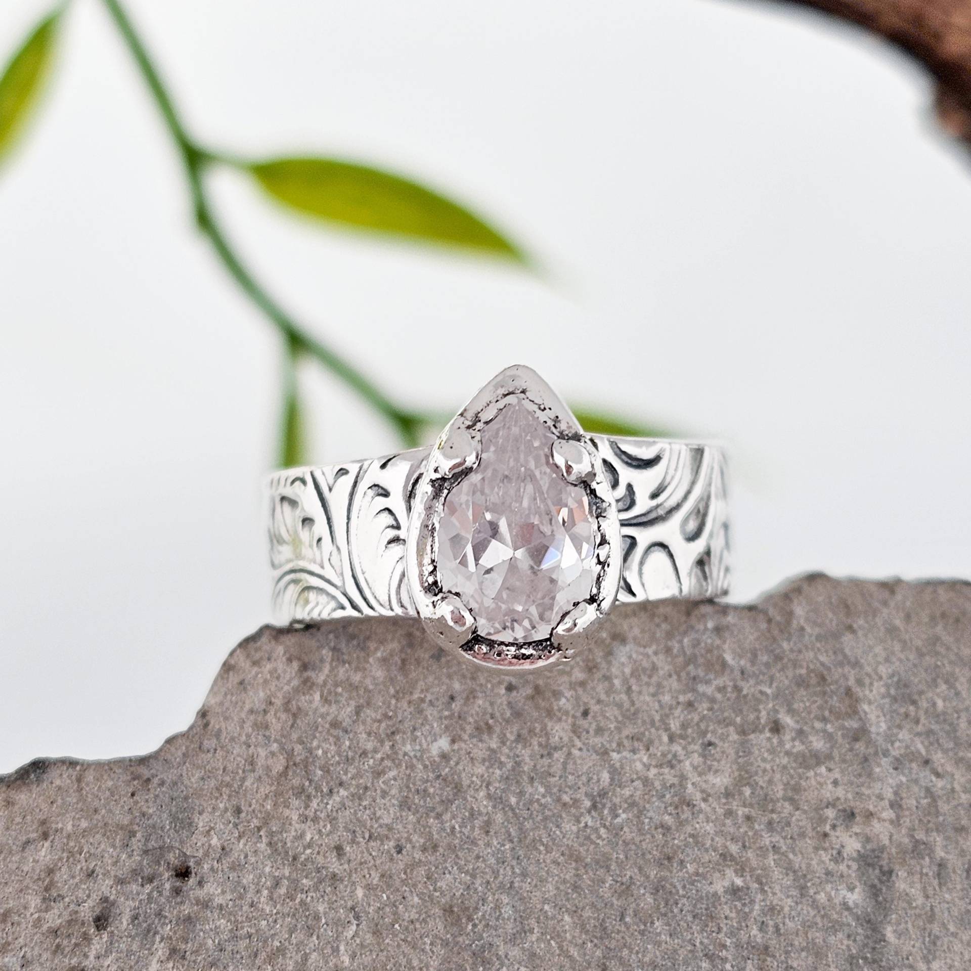 Ring Aus Silber Mit Einem Zirkonia, Handgefertigt in Der Schweiz, Einzelstück, Schmuck, Wunderschön, Feinsilber, Liebe, Tränenform, Muster Ring Aus Silber Mit Einem Zirkonia, Handgefertigt in Der Schweiz, Einzelstück, Schmuck, Wunderschön, Feinsilber, Liebe, Tränenform, Muster von WhisperOfWildflowers