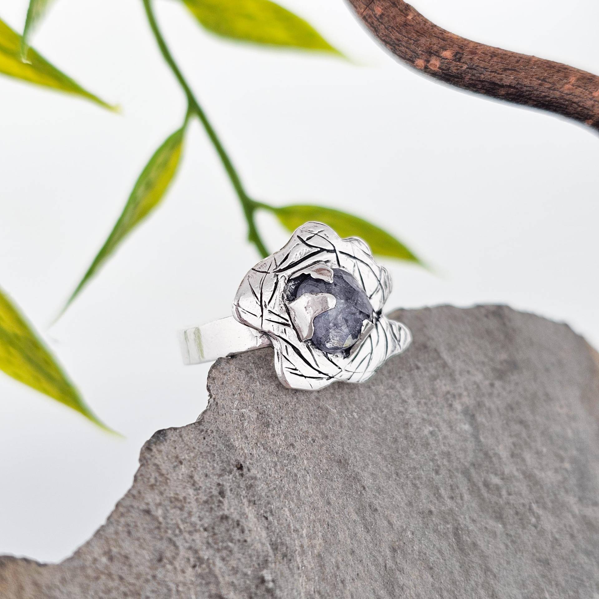 Ring Mit Einem Blauen Tansanit Aus Silber , Handgefertigt in Der Schweiz, Einzelstück, Schmuck, Wunderschön, Feinsilber, Edelstein Ring Mit Einem Blauen Tansanit Aus Silber , Handgefertigt in Der Schweiz, Einzelstück, Schmuck, Wunderschön, Feinsilber, Edelstein von WhisperOfWildflowers