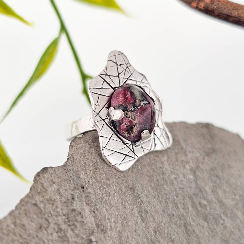 Ring Mit Einem Eudialyt Aus Silber , Handgefertigt in Der Schweiz, Einzelstück, Schmuck, Wunderschön, Feinsilber, Edelstein Pink von WhisperOfWildflowers