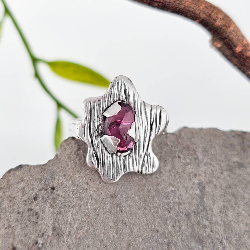 Ring Mit Einem Granat Aus Silber , Handgefertigt in Der Schweiz, Einzelstück, Schmuck, Wunderschön, Feinsilber, Edelstein Pink von WhisperOfWildflowers