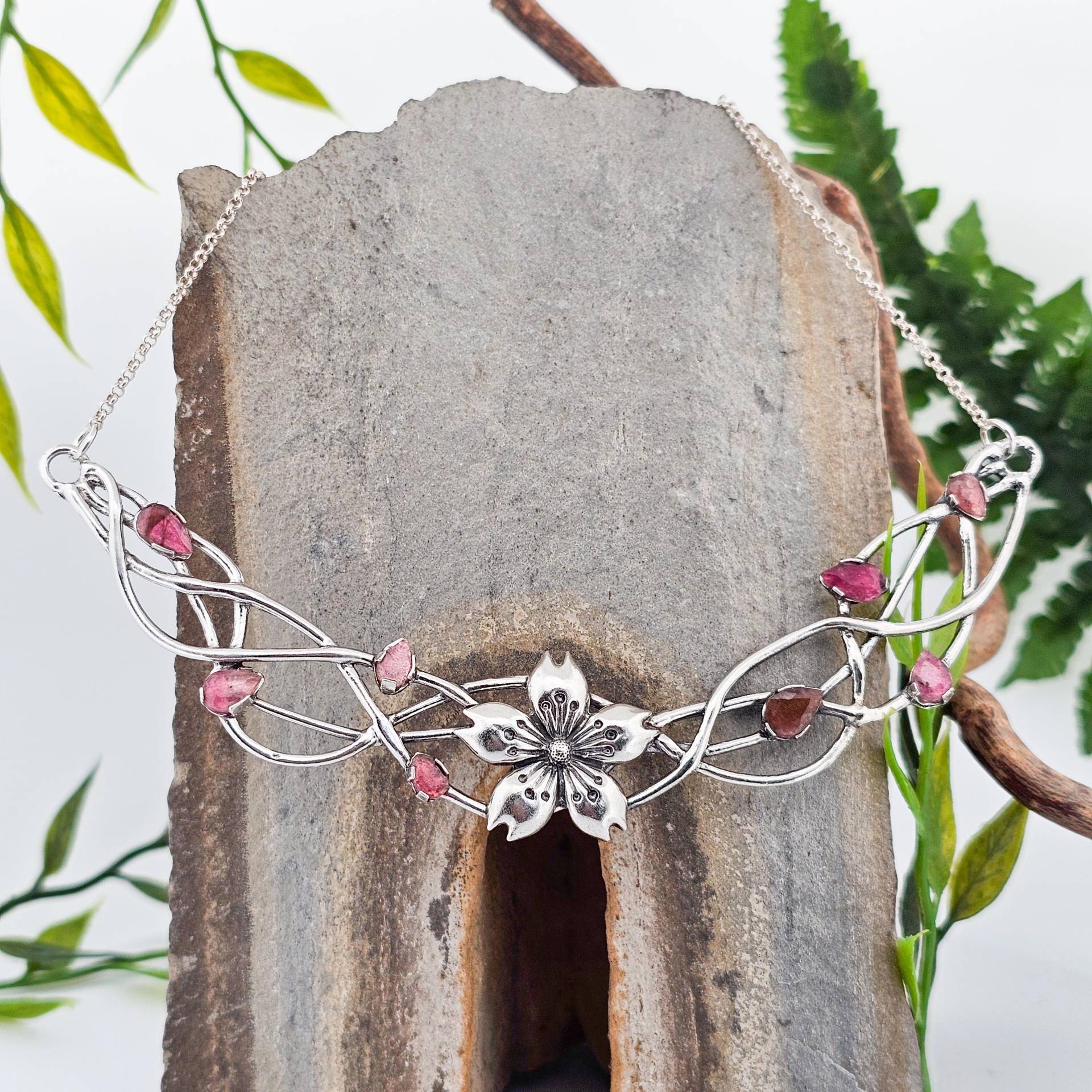Sakura Halskette Mit Turmalin, Handgefertigt in Der Schweiz, Sterling Silber, Einzelstück, Kirschblüte, Edelstein, Rosa, Kunst, Wunderschön Sakura Halskette Mit Turmalin, Handgefertigt in Der Schweiz, Sterling Silber, Einzelstück, Kirschblüte, Edelstein, Rosa, Kunst, Wunderschön von WhisperOfWildflowers