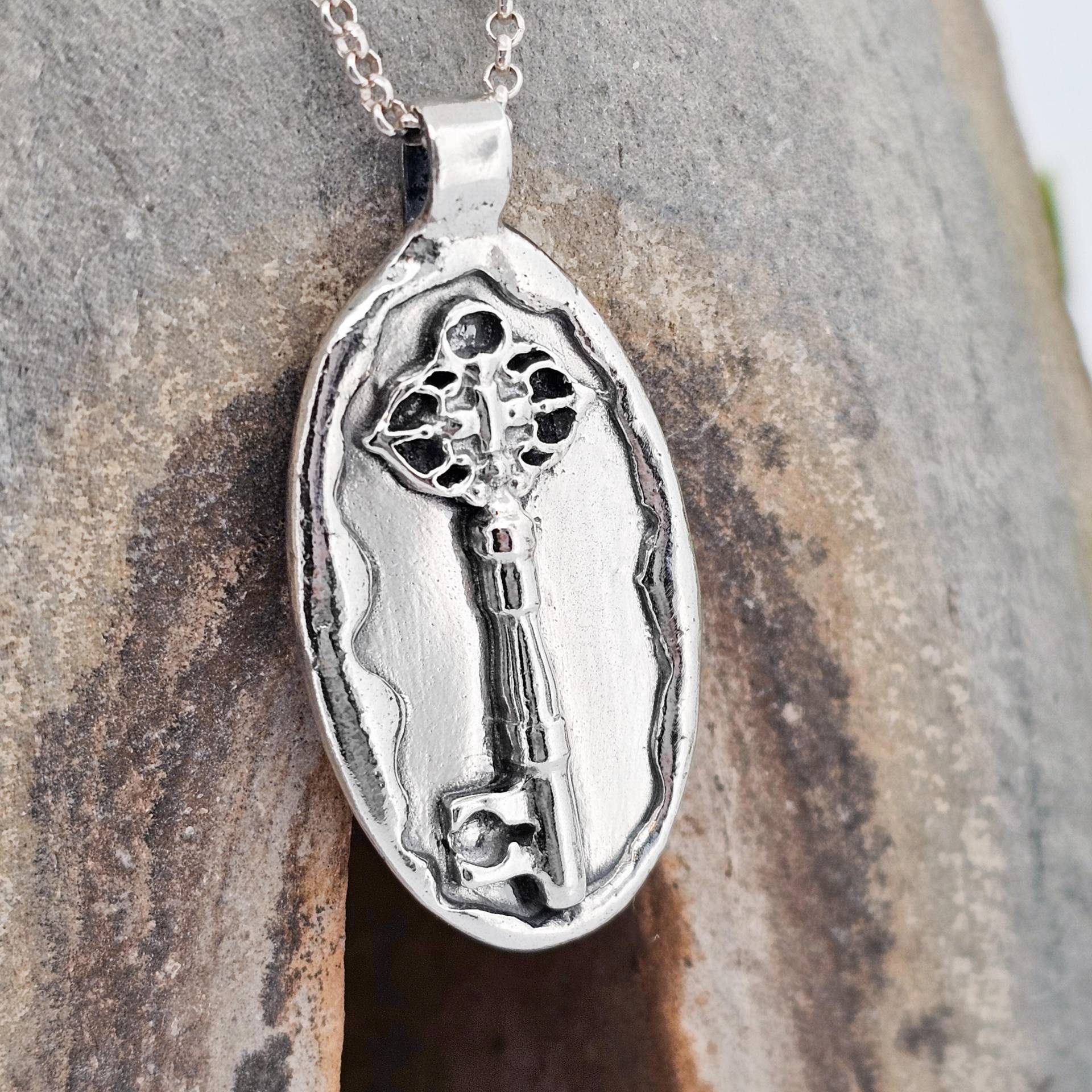 Schlüsselanhänger Aus Sterling Silber, Handgefertigt in Der Schweiz, Einzelstück, Schmuck, Halskette von WhisperOfWildflowers
