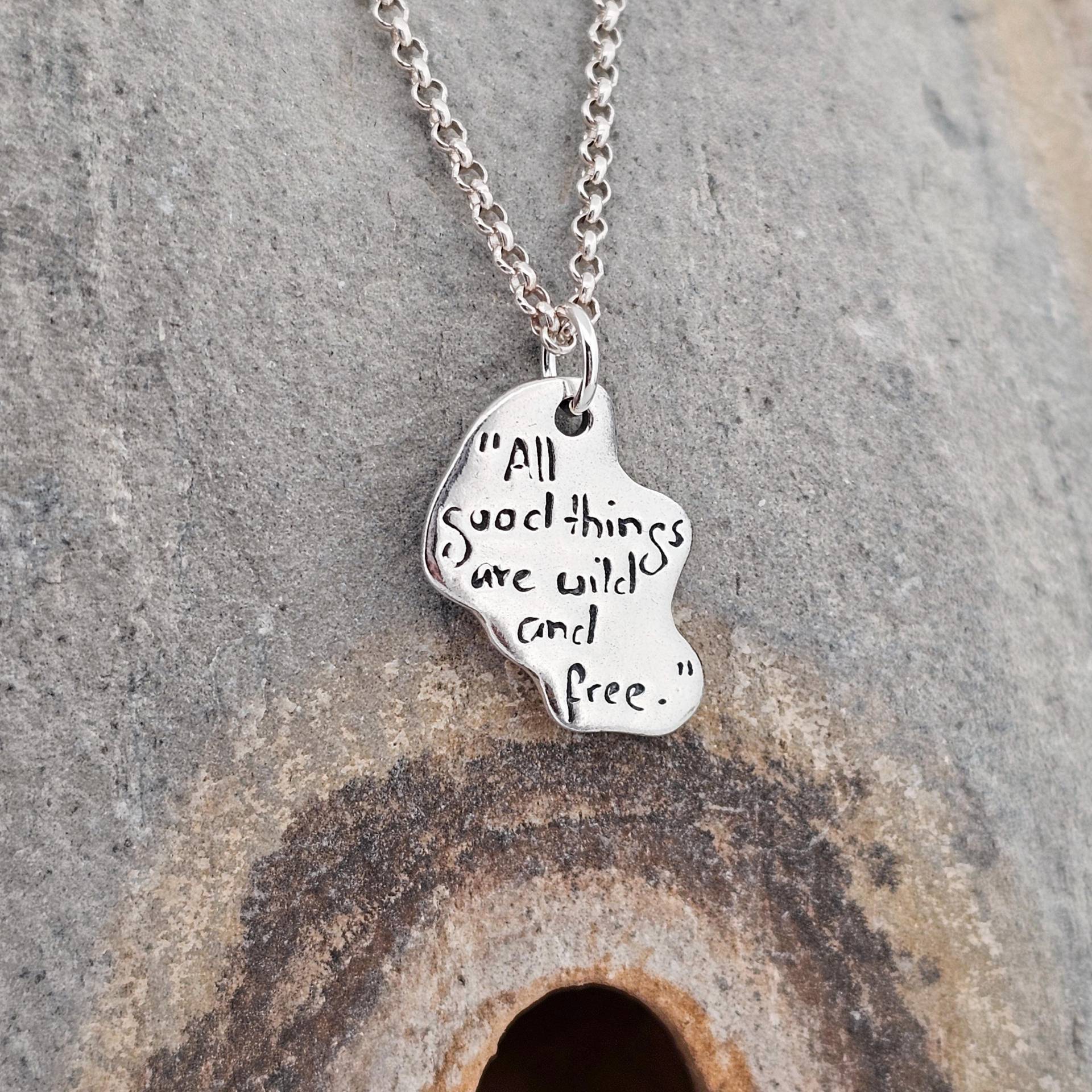 Zitat "All Good Things Are Wild & Free.", Sterling Silber, Handgefertigt in Der Schweiz, Einzelstück, Anhänger, Handgraviert, Poesi von WhisperOfWildflowers