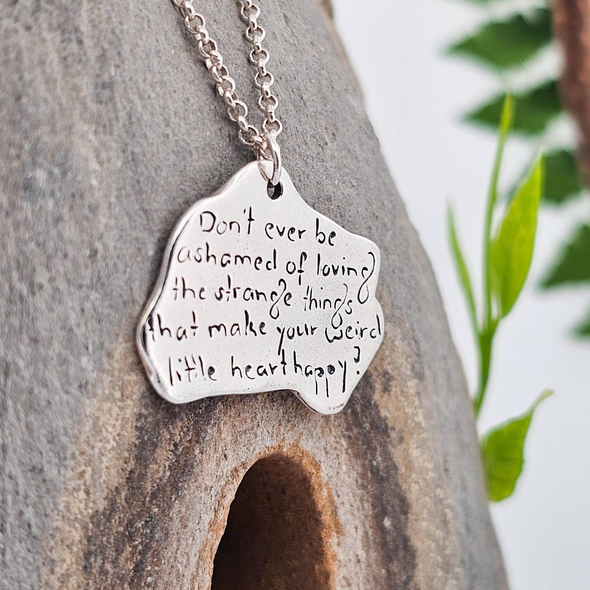 Zitat "Don't Ever Be Ashamed Of Loving The Strange Things That Make Your Weird Little Heart Happy", 925Silber, Handgefertigt, Handgraviert von WhisperOfWildflowers