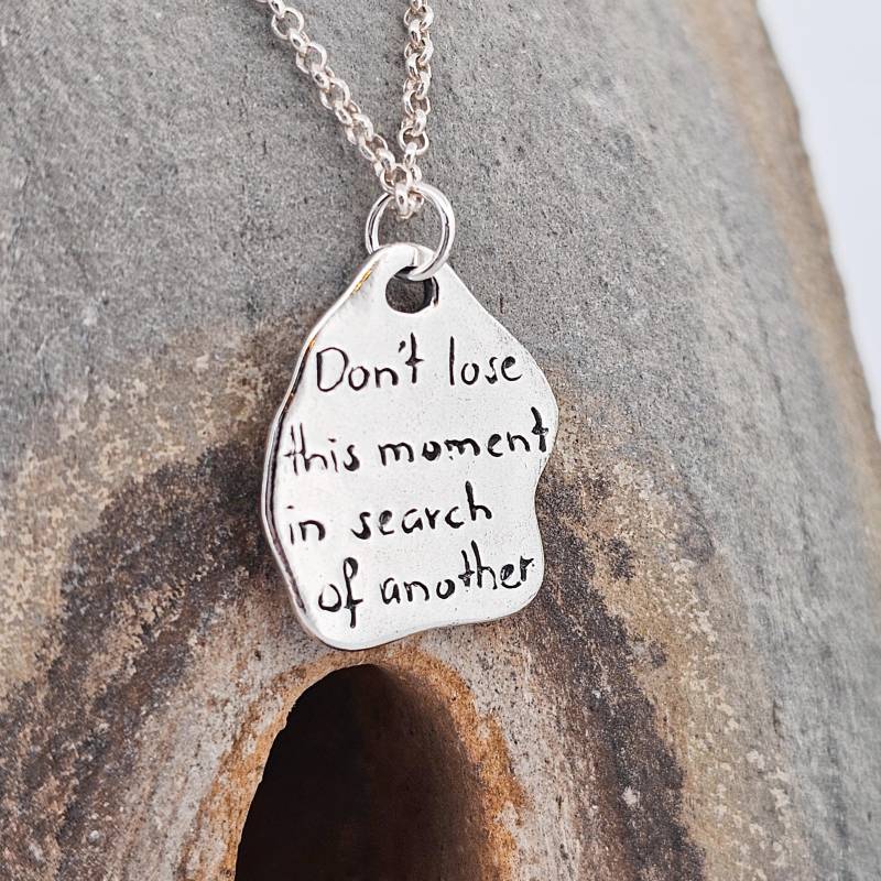 Zitat "Don't Lose This Moment in Search Of Another", Sterling Silber Handgefertigt, Einzelstück, Anhänger, Halskette von WhisperOfWildflowers