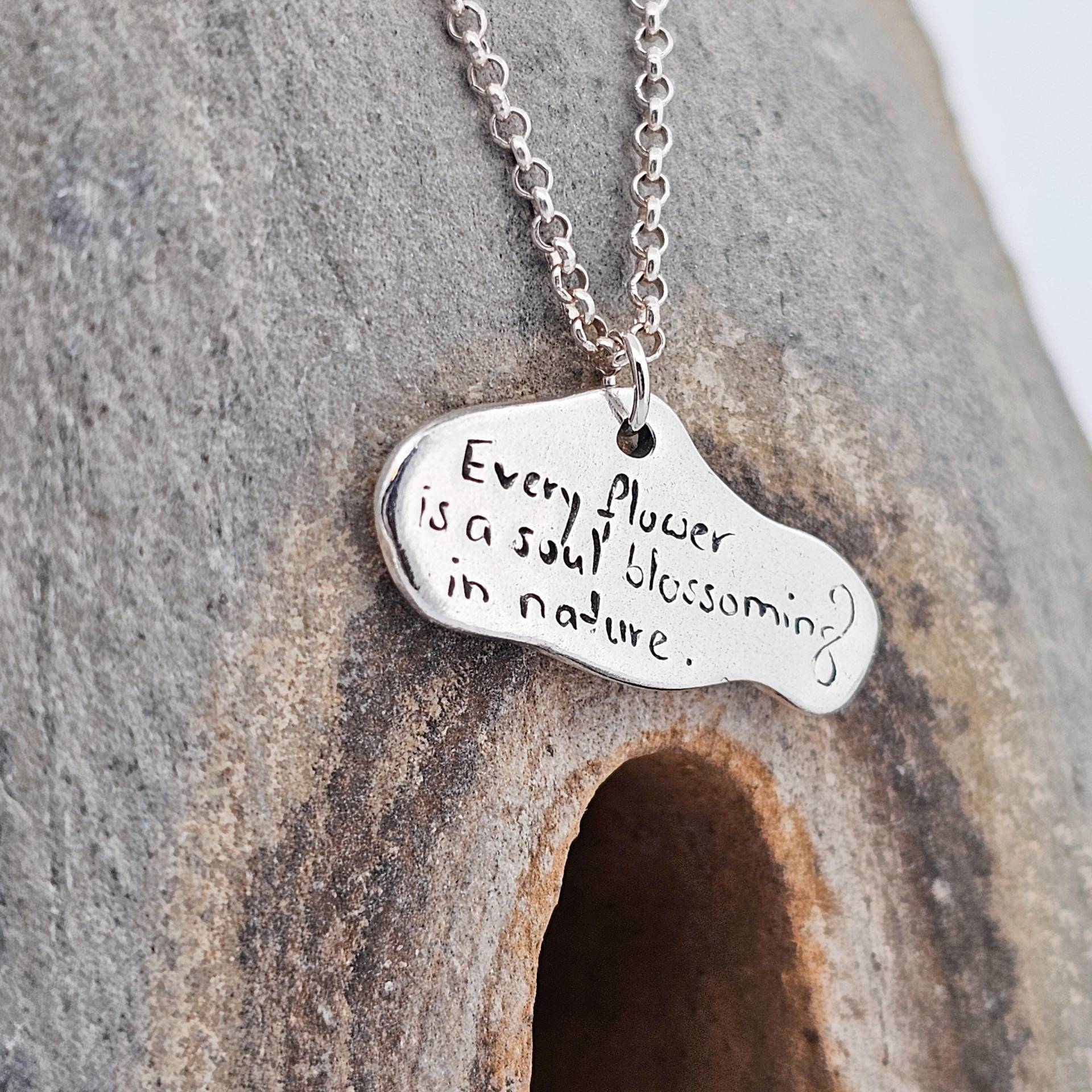 Zitat "Every Flower Is A Soul Blossoming in Nature.", Sterling Silber, Handgefertigt Der Schweiz, Einzelstück, Anhänger, Handgraviert von WhisperOfWildflowers