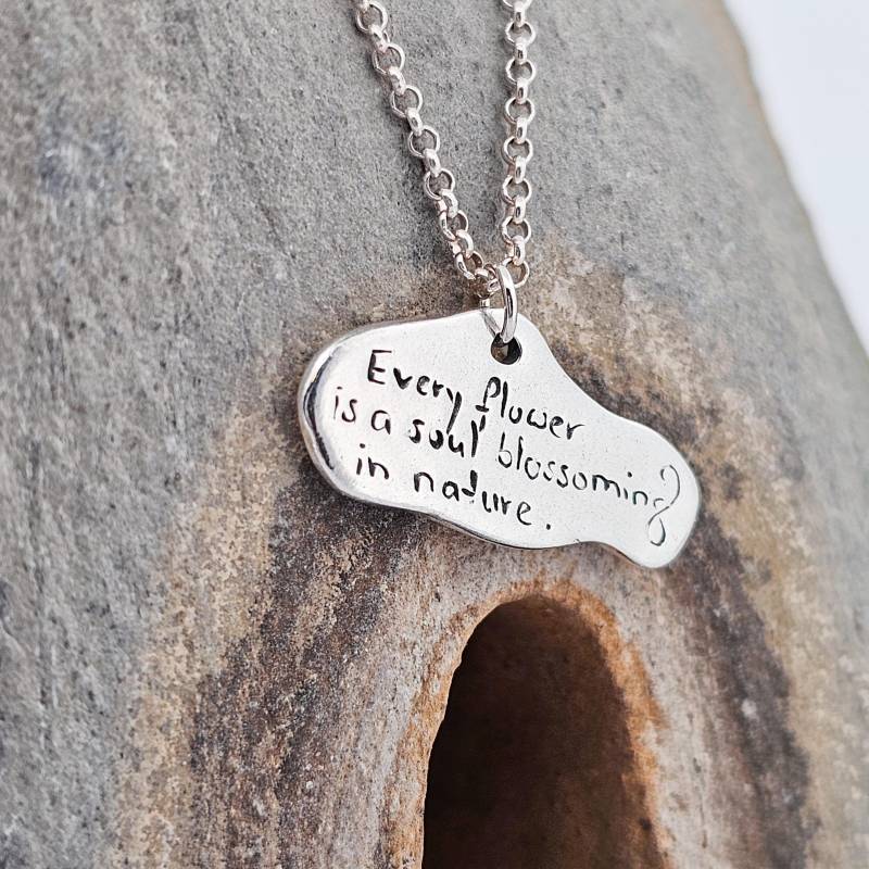 Zitat "Every Flower Is A Soul Blossoming in Nature.", Sterling Silber, Handgefertigt Der Schweiz, Einzelstück, Anhänger, Handgraviert von WhisperOfWildflowers